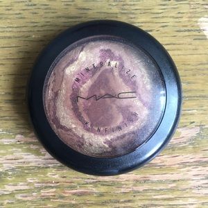 MAC Mineralize Skin Finish in Earthshine